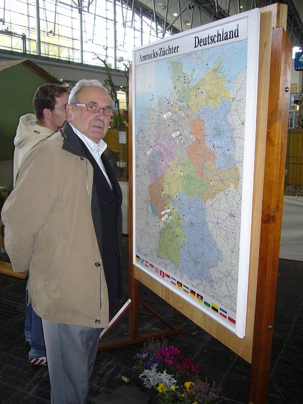 Hannover 2008 018.jpg - Ehrenvorstandsmitglied Westfalen-Lippe informiert sich am Amrocksstand